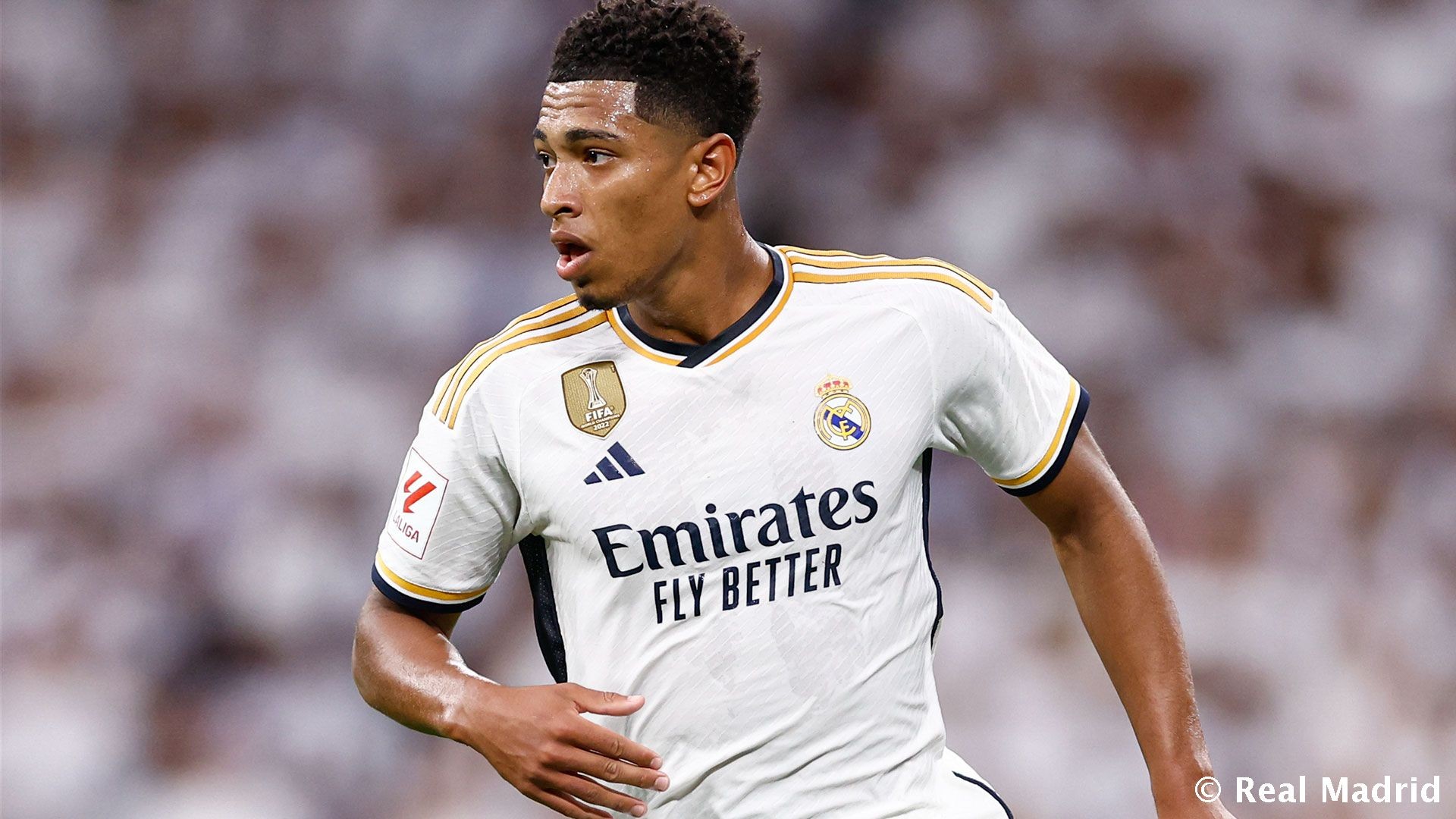 杨瀚森带女友赴美引发争议，好友崔永熙称其应专注篮球，网友支持其在球场表现。