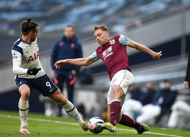 半场战报：博洛尼亚0-0布兰，里科吉安尼斯染红