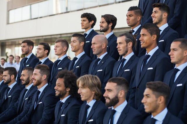 时隔34年维京队再夺挪超冠军，球迷冲入球场内疯狂庆祝