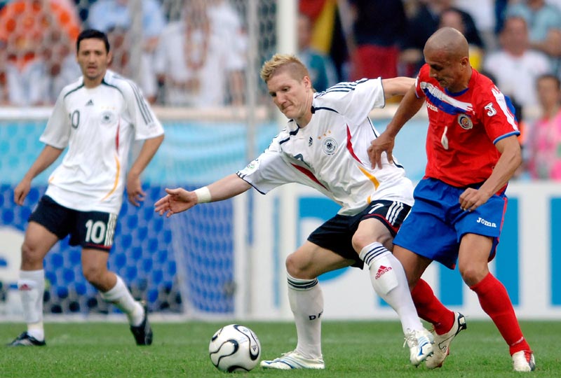 詹姆斯关键助攻锁定胜利