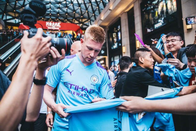 篮球篮网明星球员强调团结：我们是一支队伍