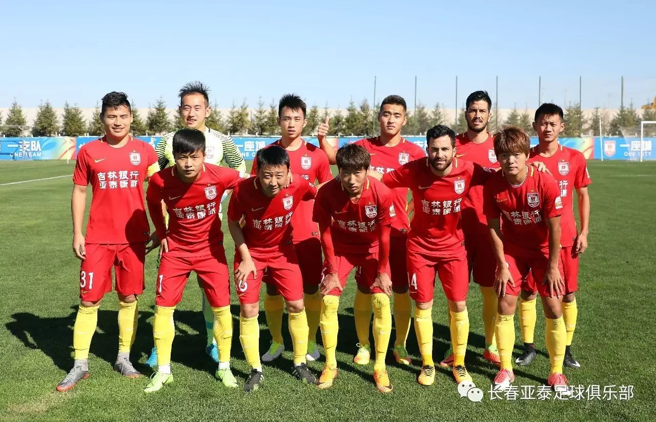 每体：部分法兰克福球迷在诺坎普闹事，向巴萨球迷投掷照明弹