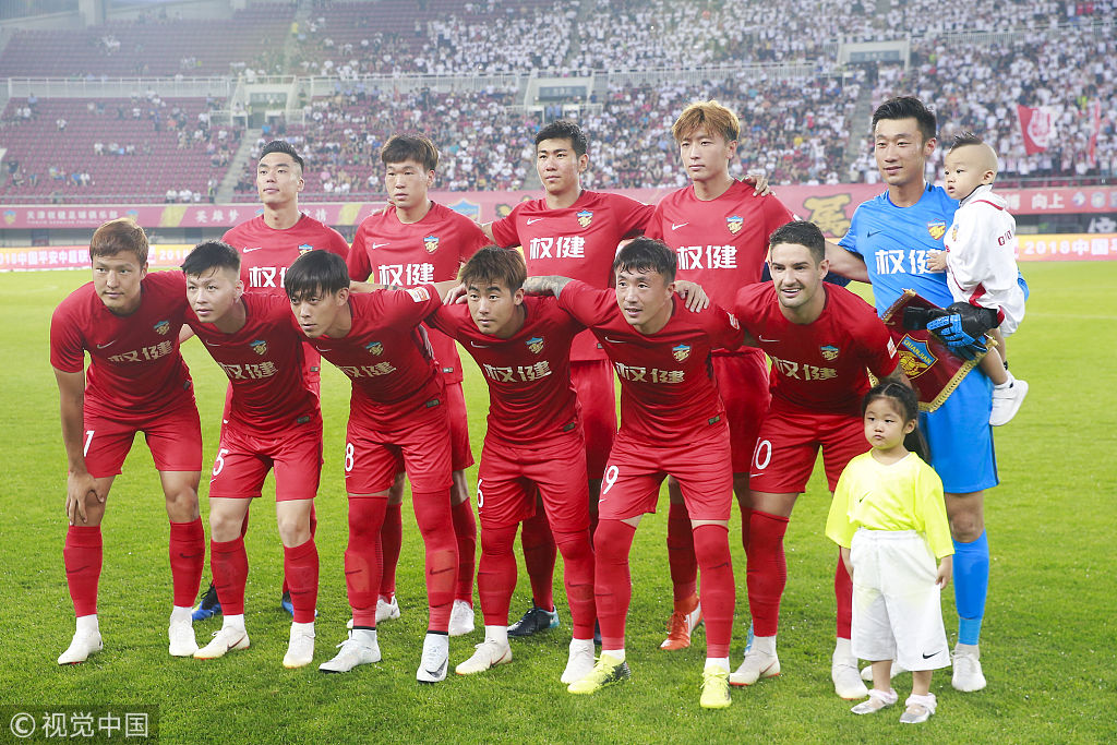 维尼修斯和阿森纳U16球员合影，2米法国门将抢镜