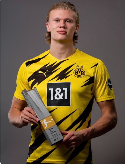 足球国足忙碌备战，训练场加练至夜晚